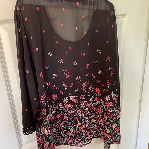 Beautiful black sheer top with flowers - Picture 4 of 4